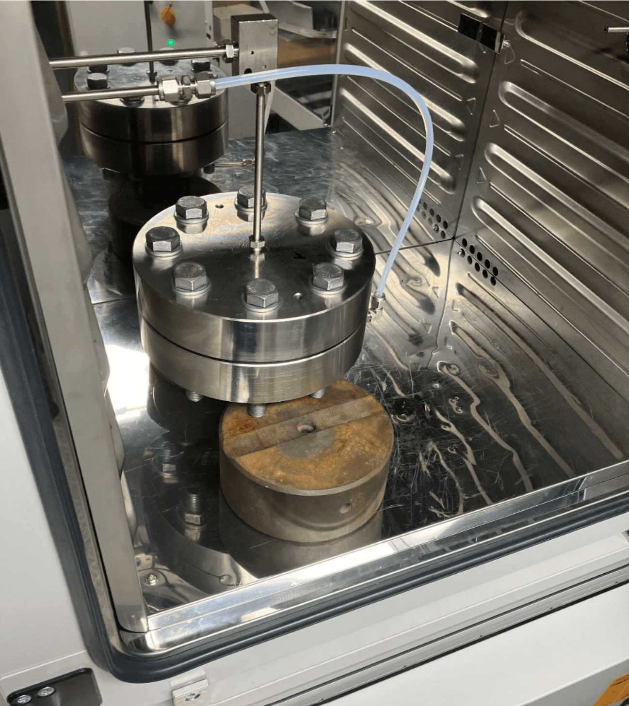 Hydrogen permeation test cell in an environmental chamber