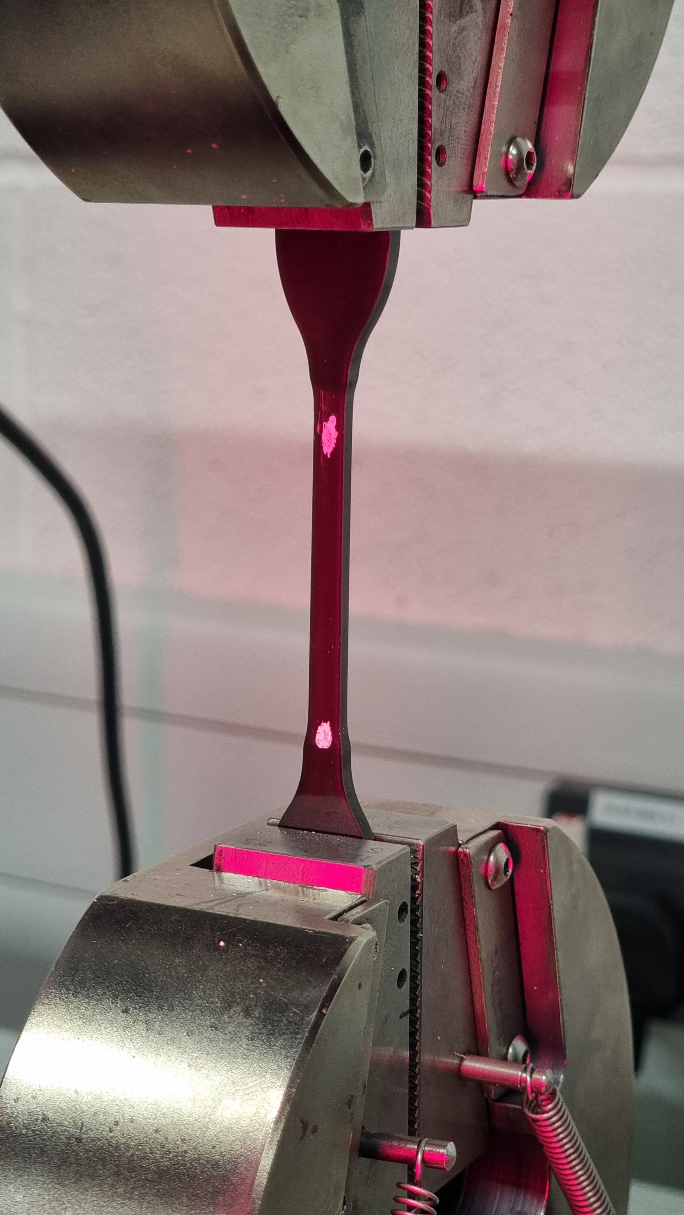 Tensile test of a specimen with laser extensometer